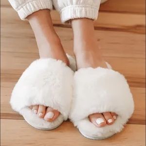 NWT fluffy white slippers